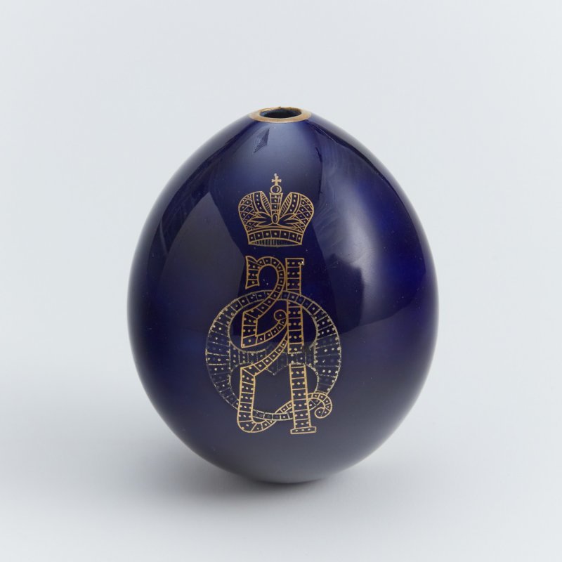 Фарфоровое пасхальное яйцо с вензелем императрицы Александры Федоровны.