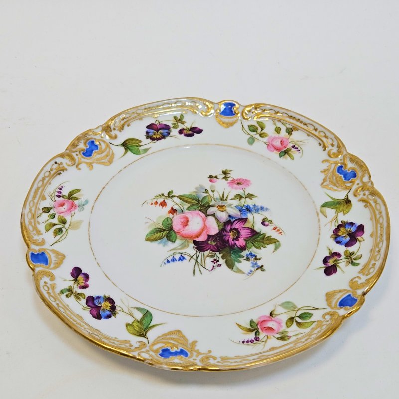 Тарелка с цветами и рельефным краем