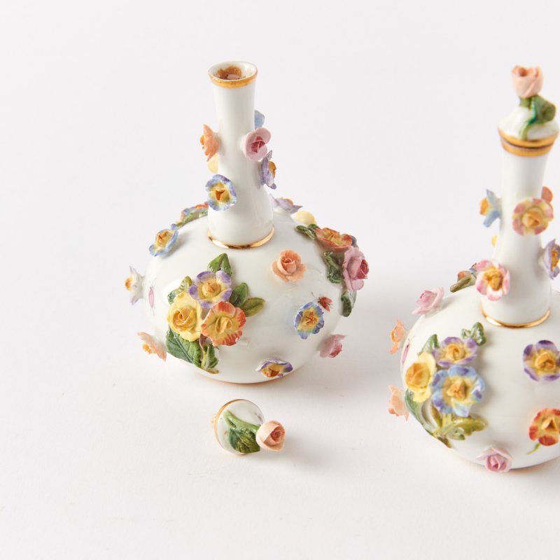 Фарфоровая пара мини-вазочек с лепными цветами