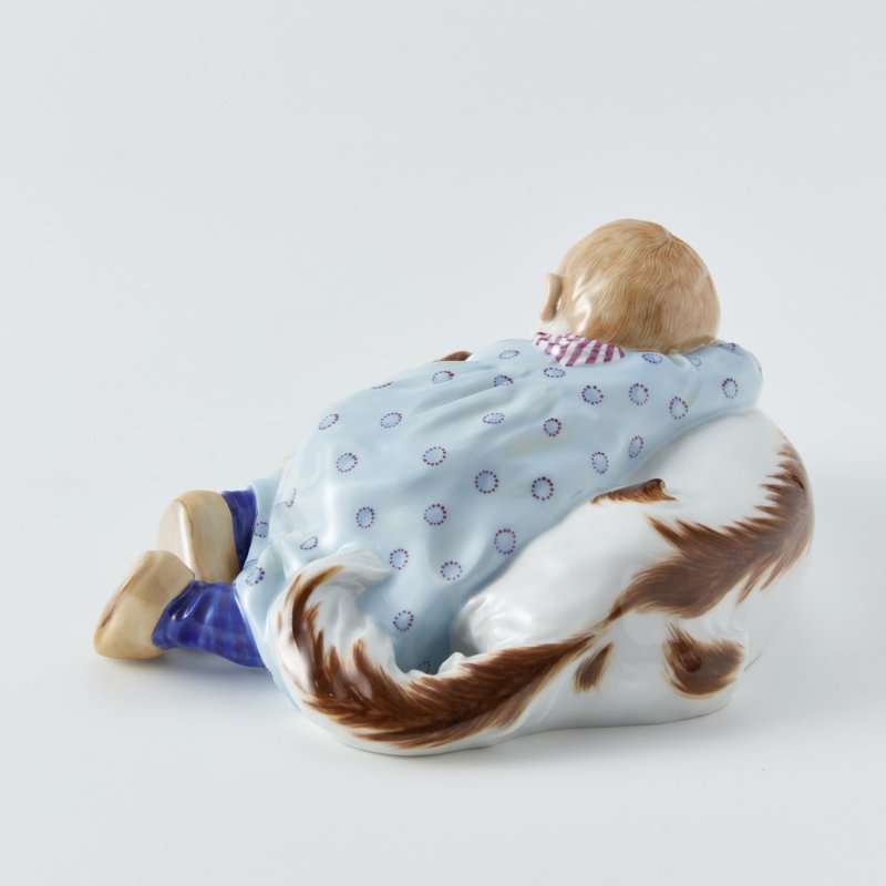 Статуэтка Ребенок, лежащий на собаке. Скульптор Konrad Hentschel