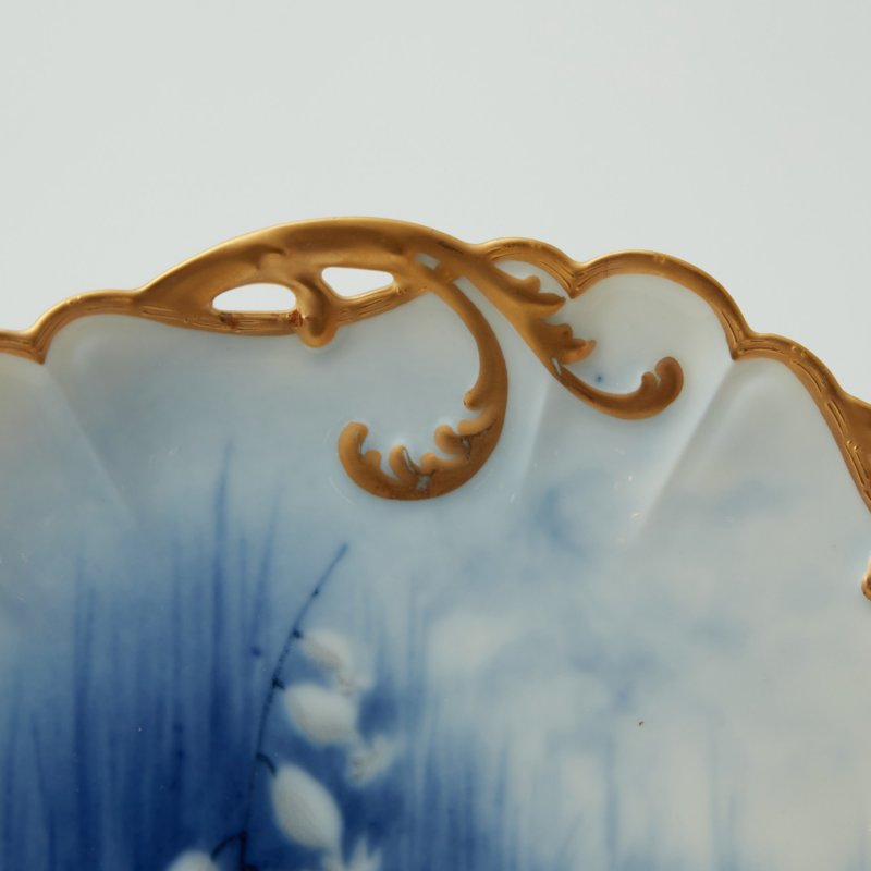 Тарелка декоративная бело-синяя