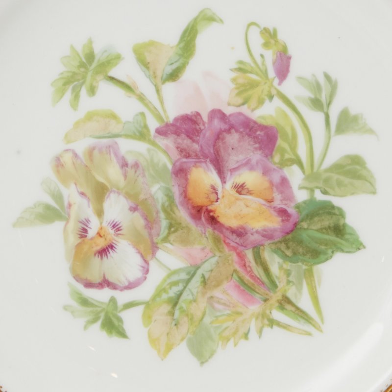 Тарелка с голубым бортом и цветочной росписью