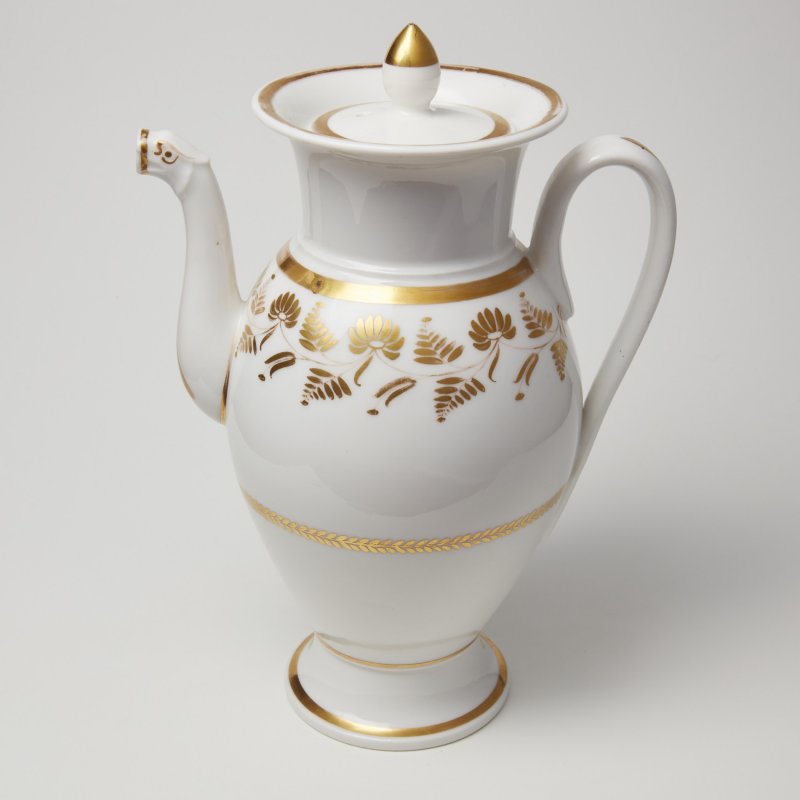 Чайник вытянутый с позолоченной росписью 