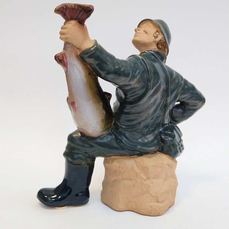Фигурка Рыбак с рыбой керамика скульптор Ева Яренског