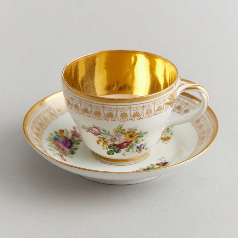 ИФЗ. Старинная чашка с блюдцем времен правления Александра II