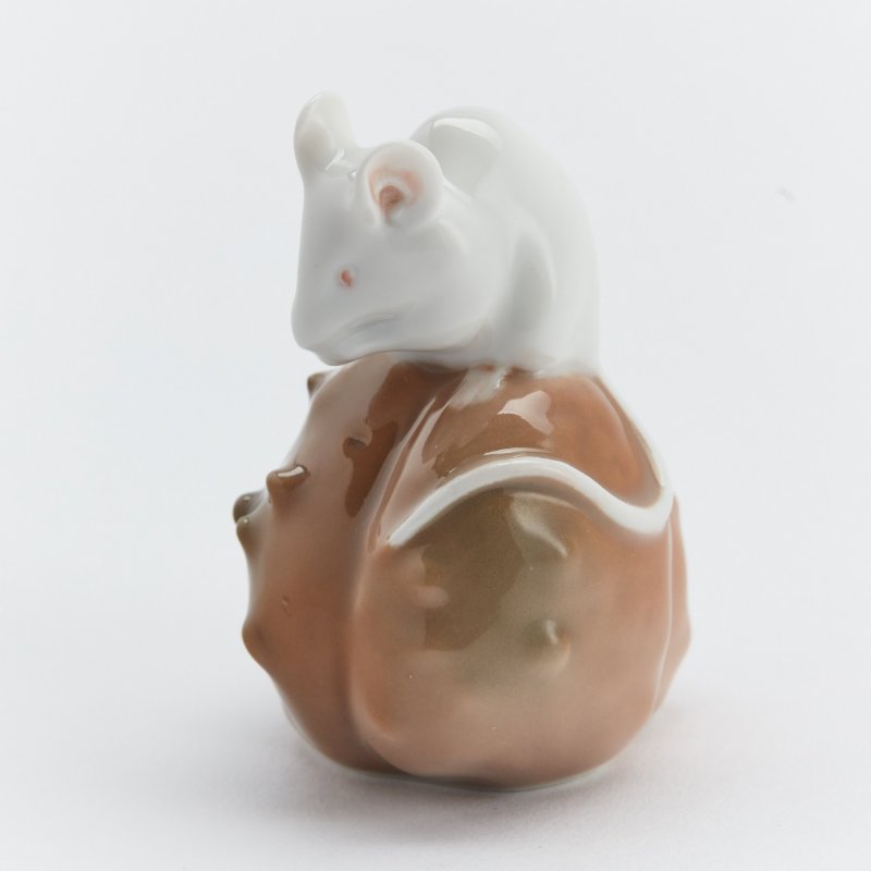 Коллекционная статуэтка Мышь на каштане