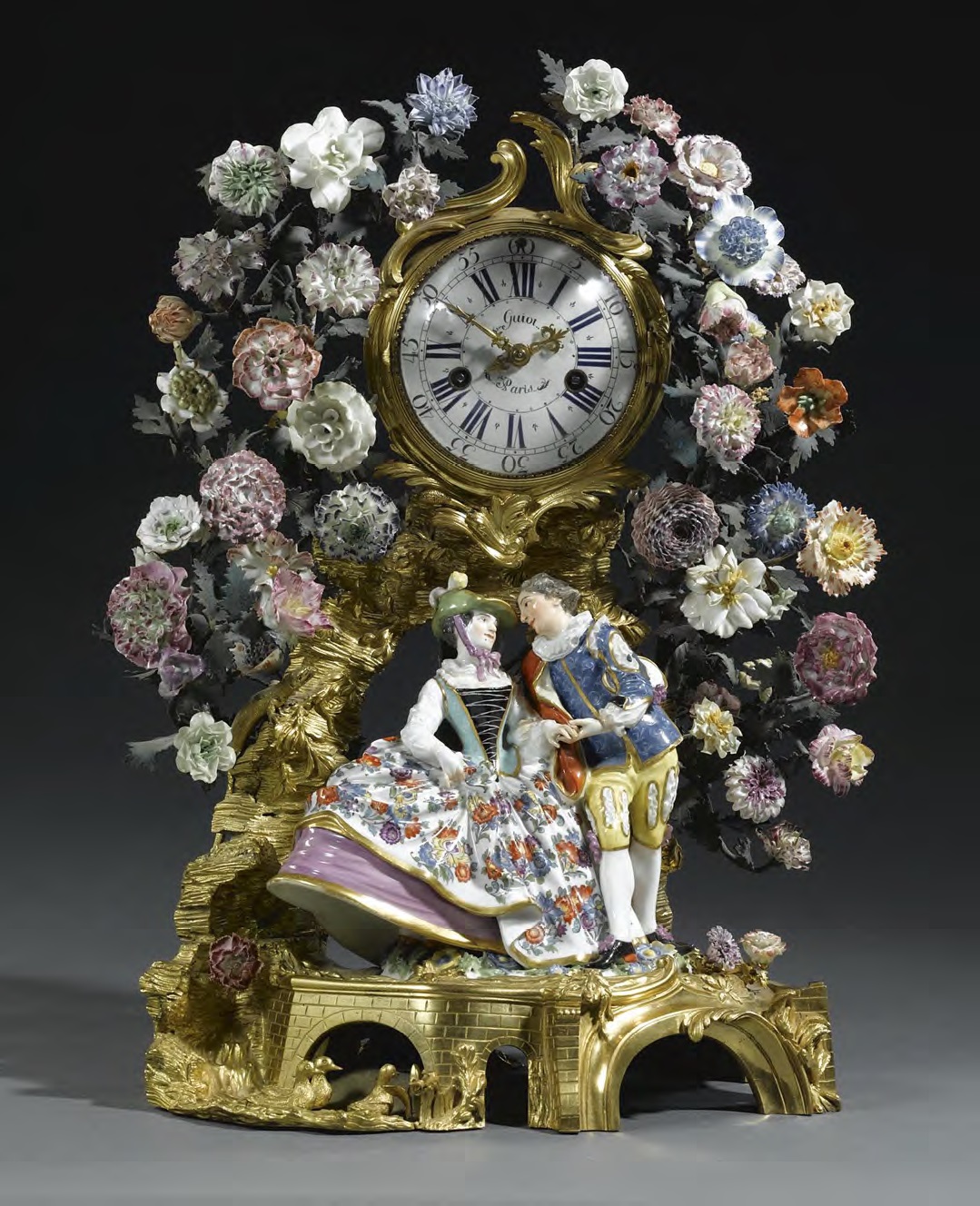 Часы, декорированные фарфоровыми цветами Винсенна и фарфоровыми фигурами, созданными по моделям И. Кендлера. Середина XVIII в. © Sothebys Images Limited, 2015.