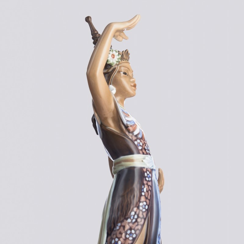 Танцор индокитайского храма