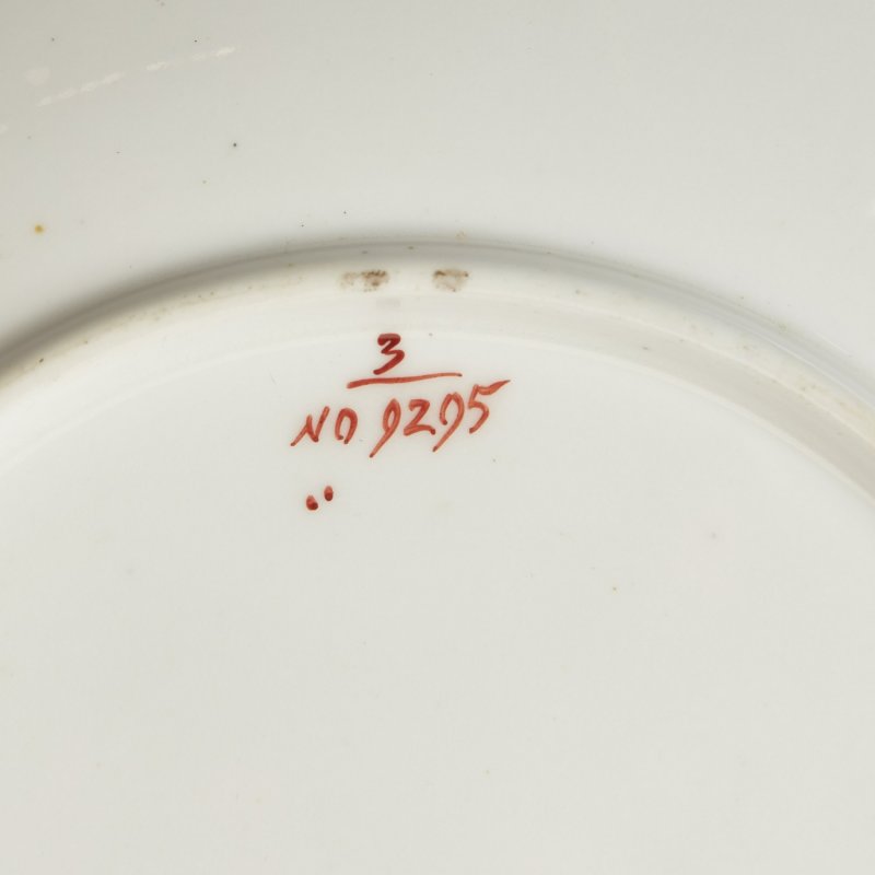 Старинная тарелка с резным бортом