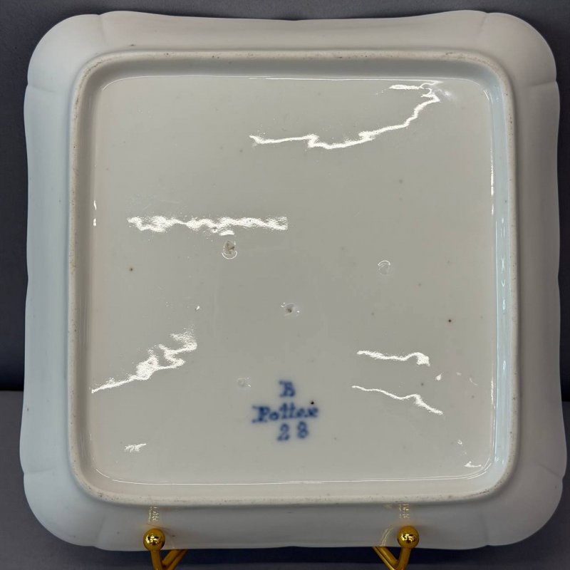 Старинное  квадратное блюдо