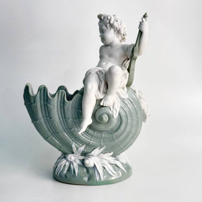  Путти с музыкальным инструментом на раковине