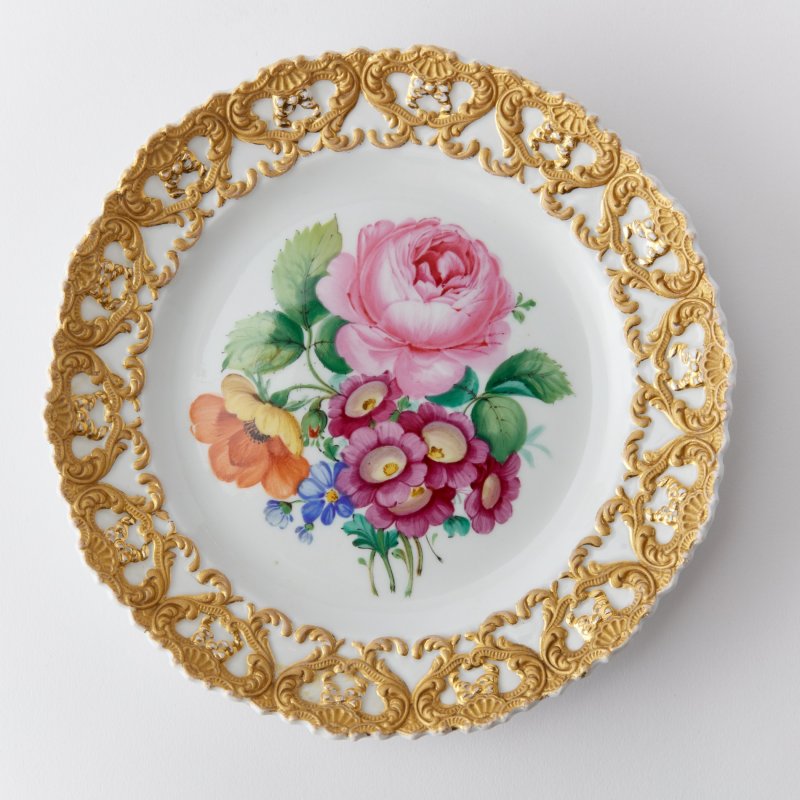 Коллекционная фарфоровая десертная тарелка с ручной росписью