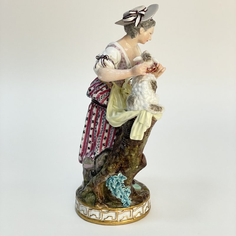 Фигурка Девушка с ягненком период Марколини Meissen 1774-1814 г