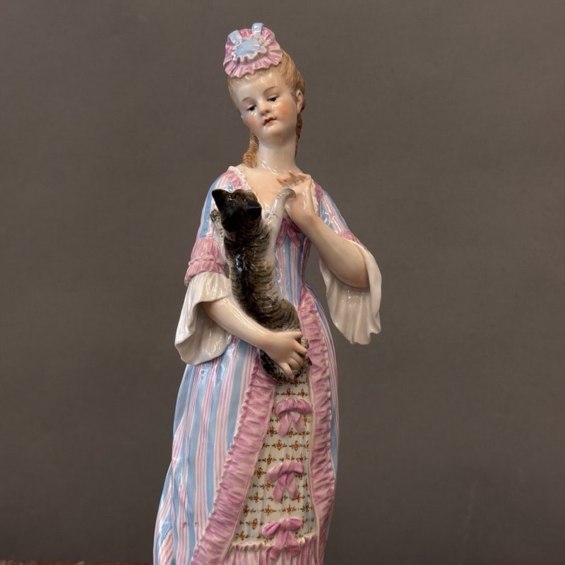 Фарфоровая статуэтка «Дама с кошкой» (Dame Meissen (https://www.meissen.com/) конца XIX века (по модели скульптора Якоба Унререра 1881 года, форма № L 163 
