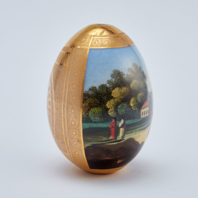Фарфоровое пасхальное яйцо с пейзажной росписью.