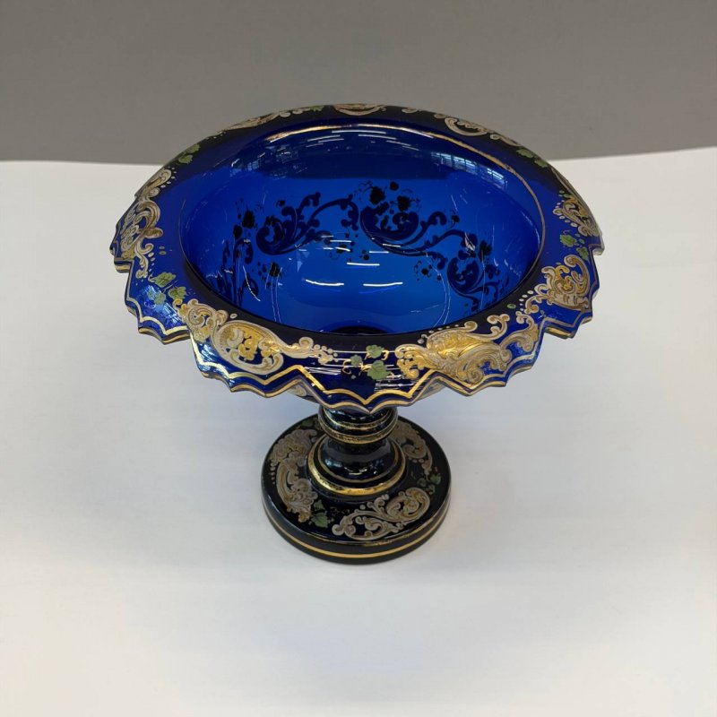 Ваза на ножке (tazza) из кобальтового стекла с росписями . Богемия 1860-1880 гг. 