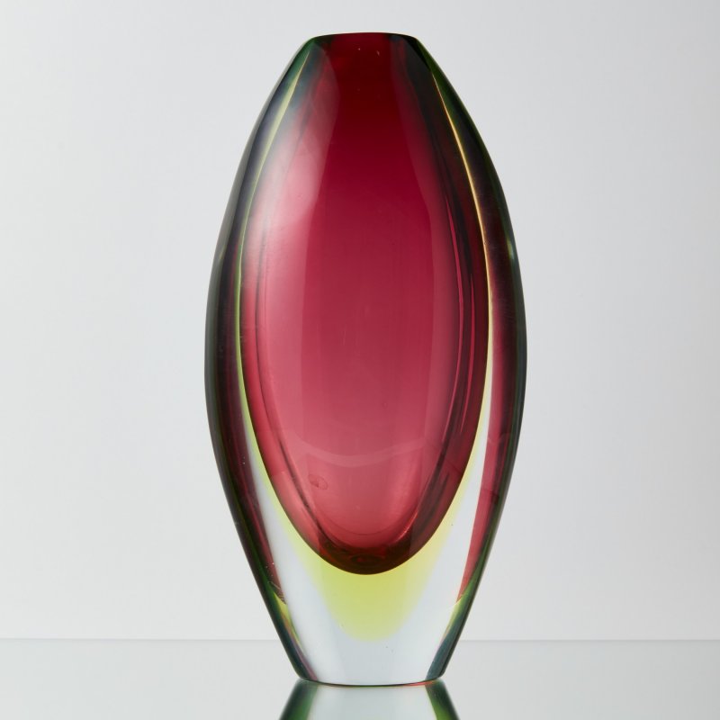 Авторская ваза из стекла брусничного оттенка