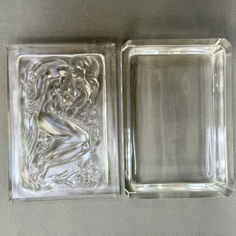 Шкатулка для украшений в стиле Артдеко из сатинового стекла дизайн 1930г. Г. Хоффманн Чехия 21 в