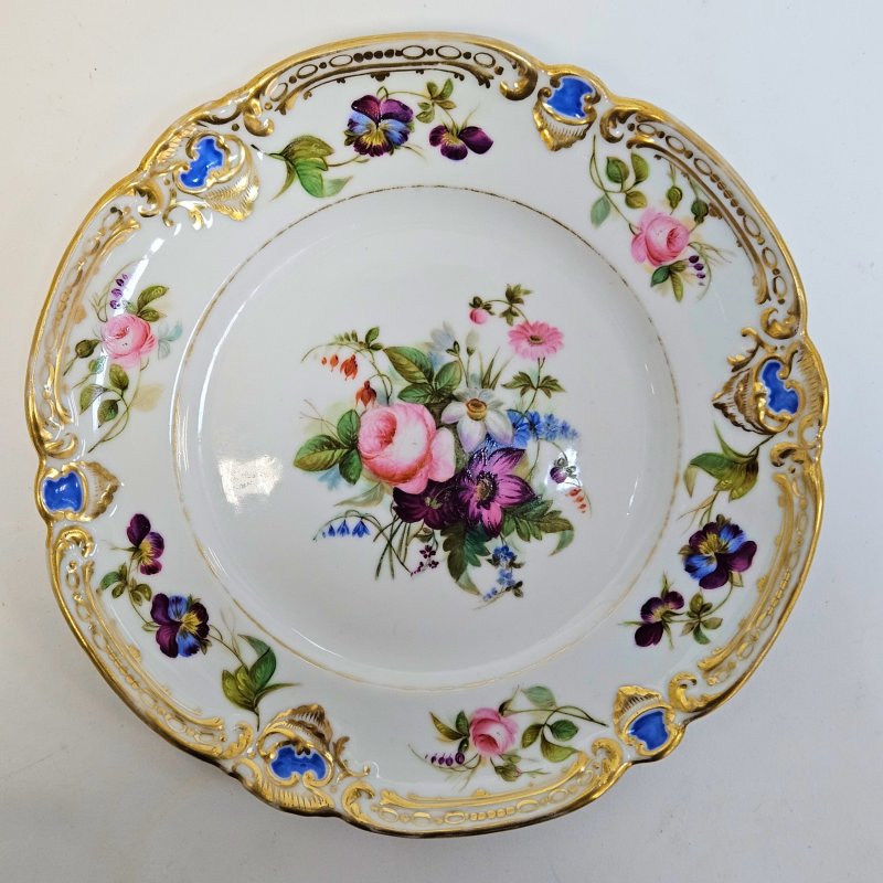 Тарелка с цветами и рельефным краем