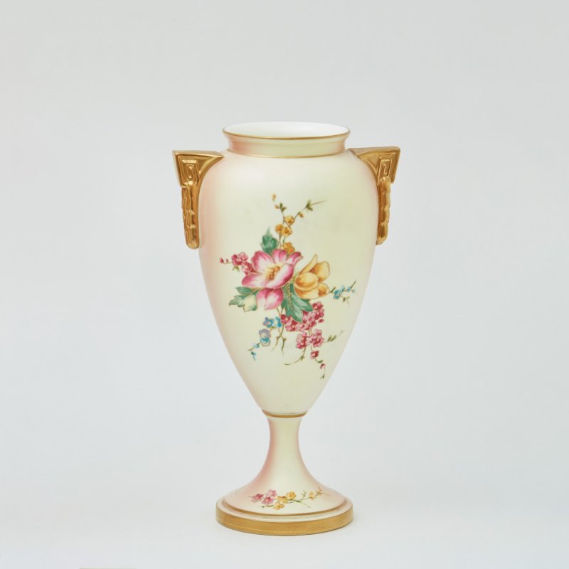 Фарфоровая ваза ручной работы blush ivory