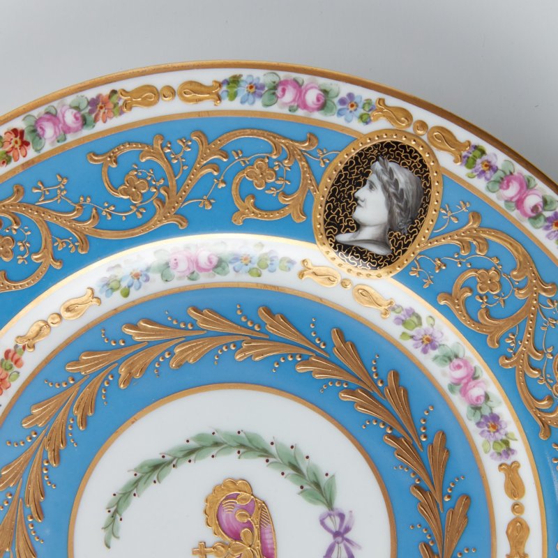Старинная тарелка ручной работы с медальонами