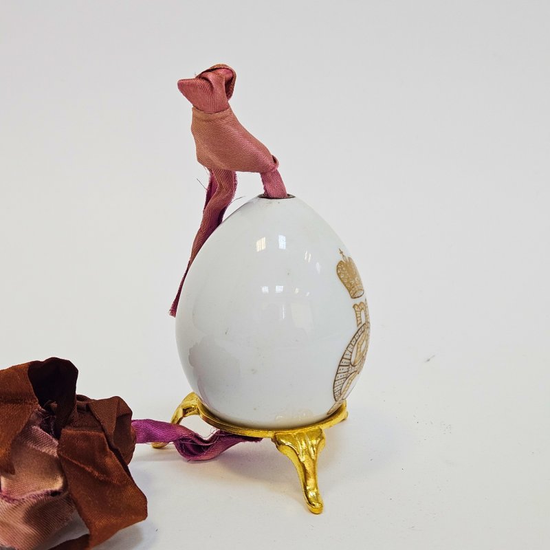 Фарфоровое пасхальное яйцо с вензелем императрицы Александры Федоровны