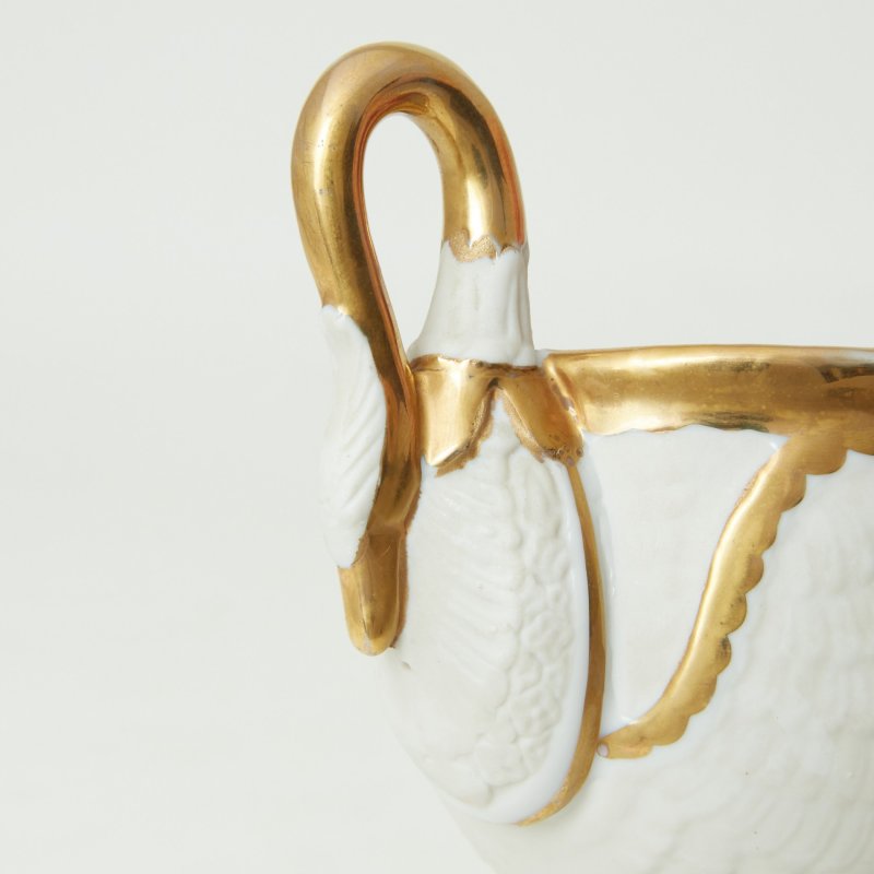 Фарфоровая чашка с ручкой в форме лебедя