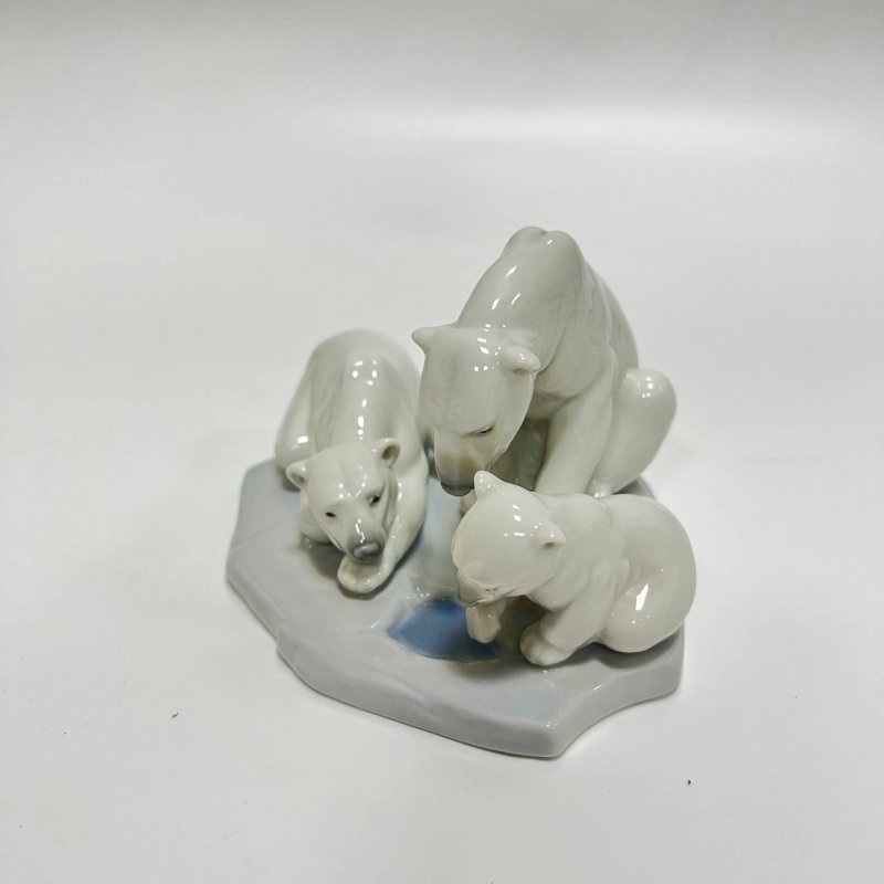 Ллядро.Скульптура редкая.Семья белых медведей с медвежонком на льдине.