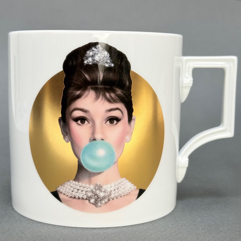 Большая кружка Meissen × Michael  Meibus  серии «Legends Blowing Bubbles Collection» с изображением Audrey Hepburn Германия 2024 г (j)