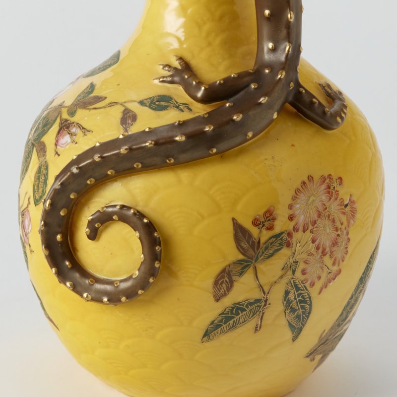 Старинная ваза желтого оттенка с ручкой в форме ящерицы