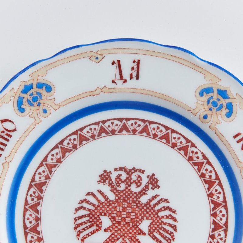 Старинная тарелка в неорусском стиле с надписью Яство сладенько, да ложка маленька