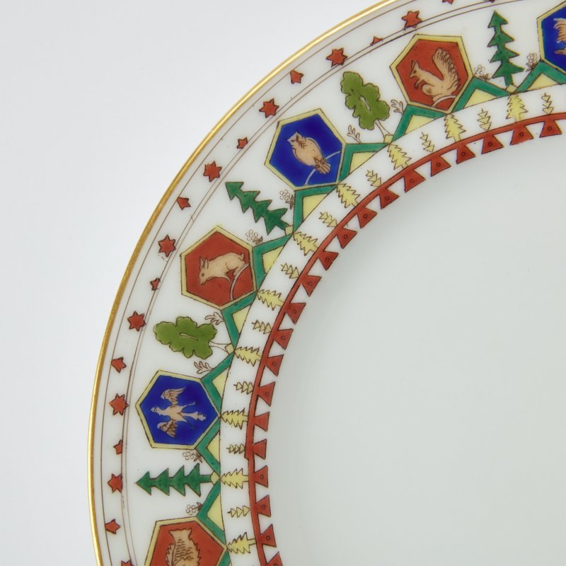 Тарелка с орнаментом в неорусском стиле.