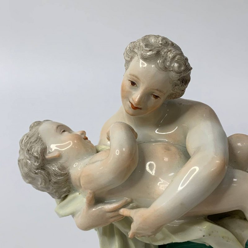 Старинная скульптурная группа Материнство