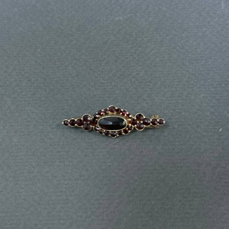 Брошь с гранатами