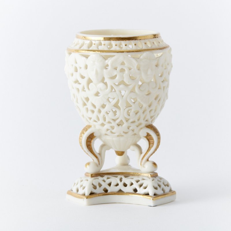 Старинная вазочка-ароматница из костяного фарфора