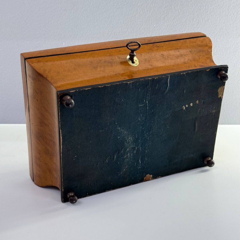 Антикварная французская шкатулка Palais Royal (Пале-Рояль) с дорожным туалетным набором и набором для шитья и для украшений