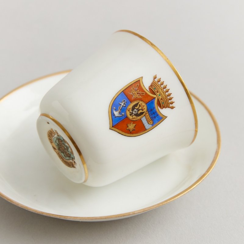 Редкая кофейная чашка с блюдцем с гербом графов Апраксиных