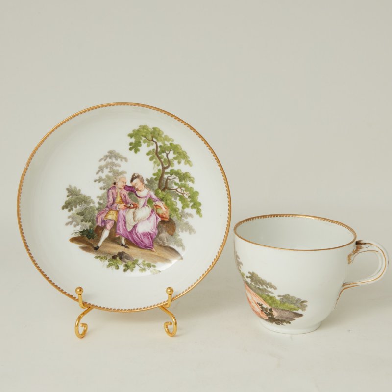 Старинная чайная пара с галантной сценой ручной росписи