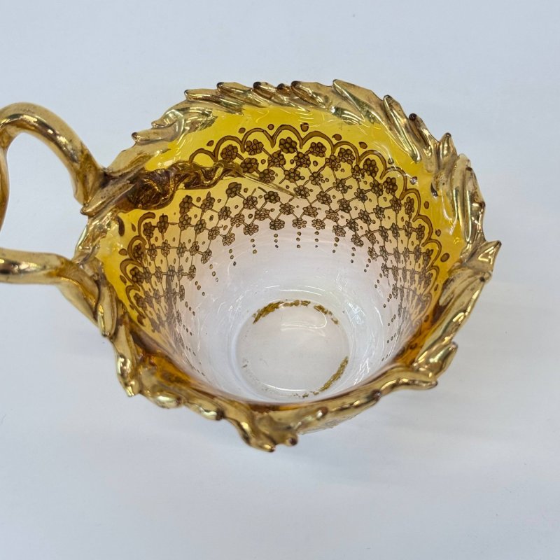 Вазочка с золоченой фигурной ручкой