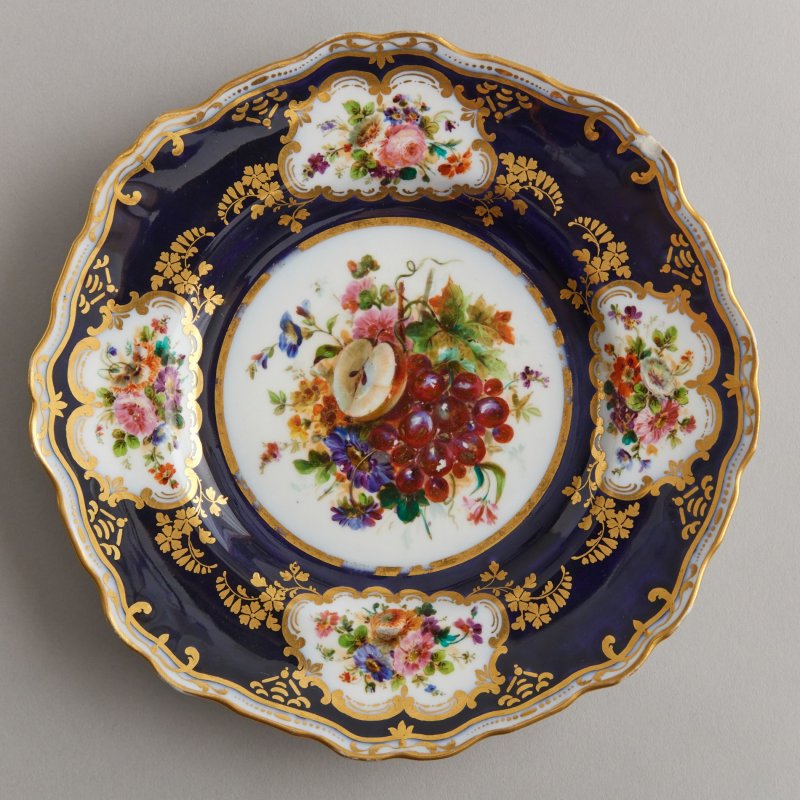 Старинная фарфоровая тарелка. Времена правления Николая I