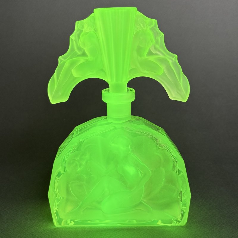 Парфюмерный флакон в стиле Артдеко из вазелинового уранового стекла дизайн 1930г. Г. Хоффманн Чехия 21 в