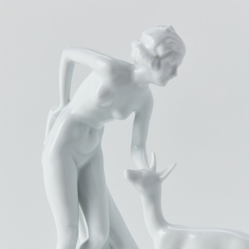 Старинная коллекционная статуэтка Девушка с оленем