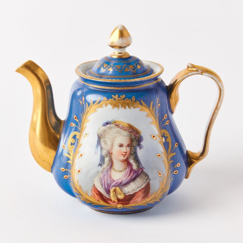 Старинный чайник в стиле Sevres Мадам Де Ламбаль