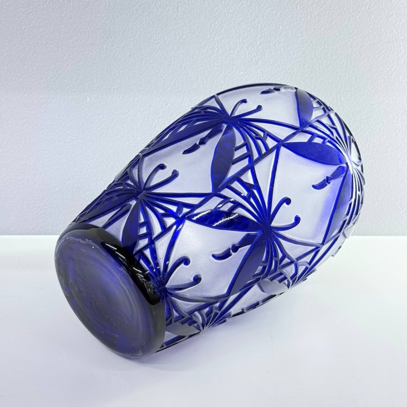 Ваза Арт-деко с декором в виде бабочек 