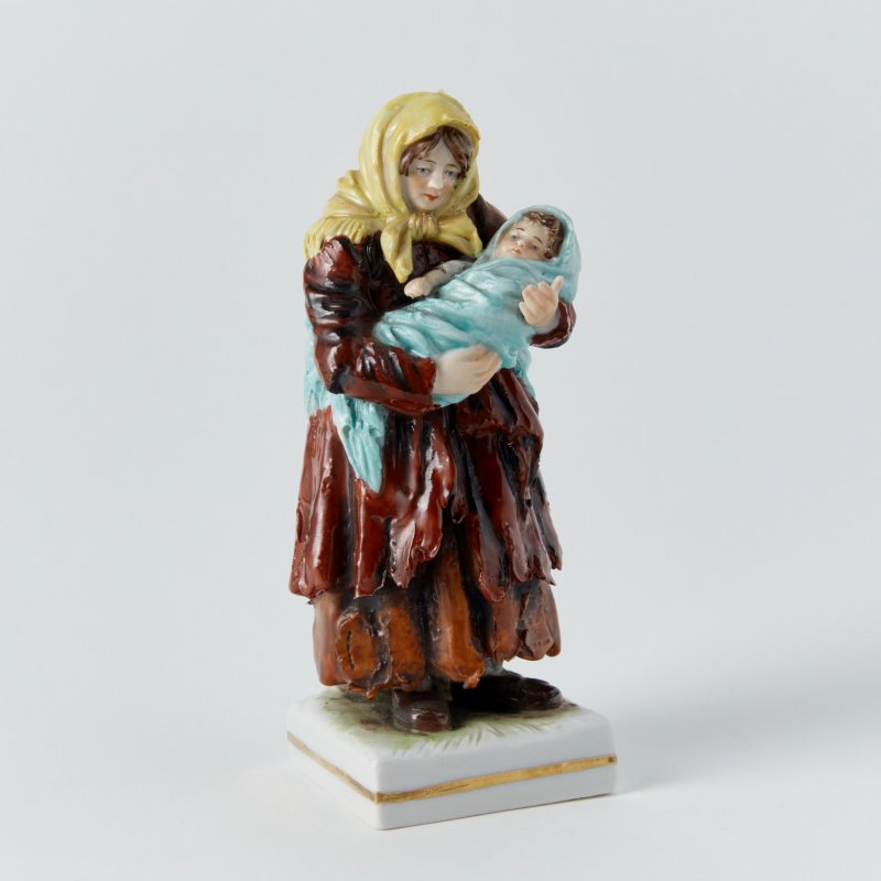 Старинная статуэтка Русская крестьянка с ребенком