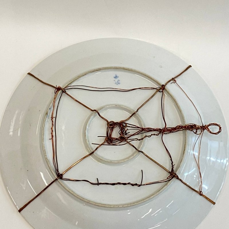 Блюдо с расписным изображением цветов и бабочек. ИФЗ