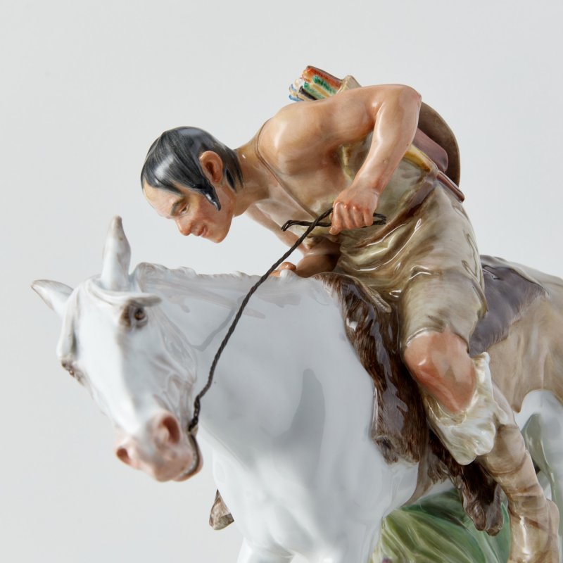 Коллекционная фарфоровая статуэтка Гунн верхом на лошади 