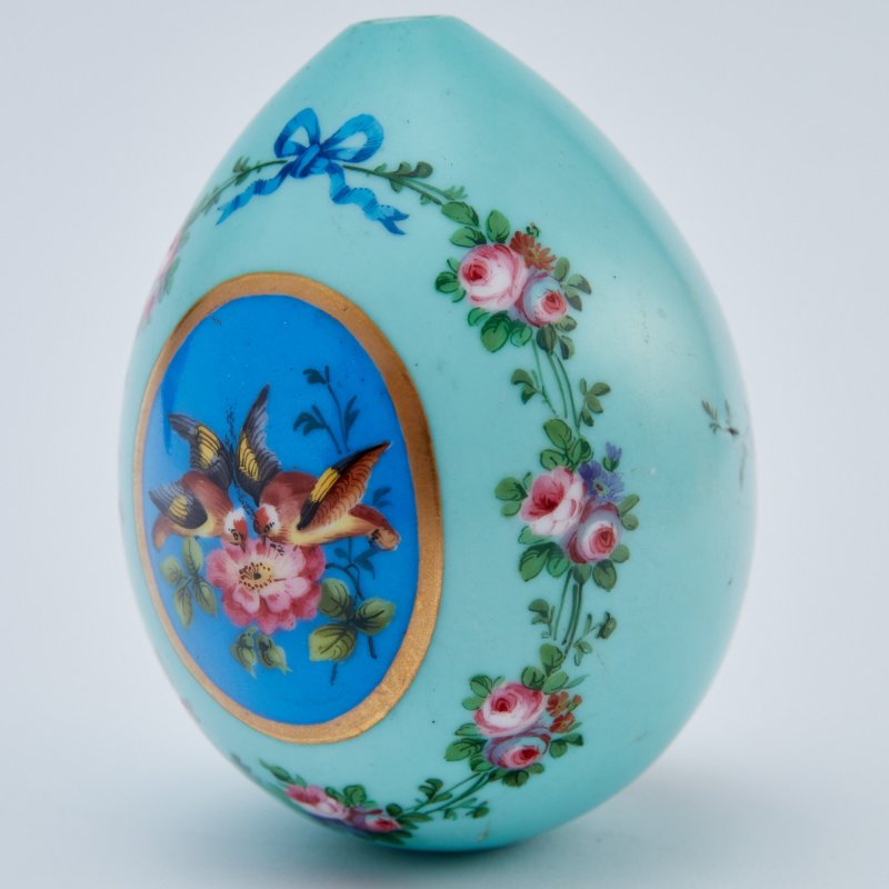Фарфоровое пасхальное яйцо с изображением птиц в резервах и цветочными гирляндами