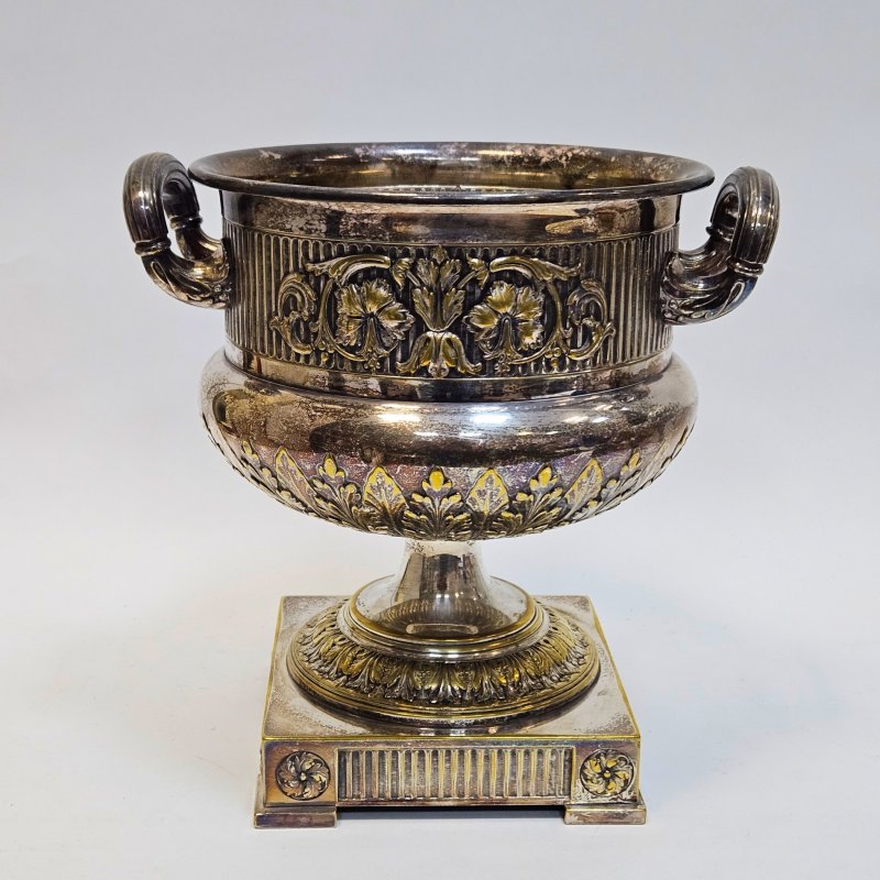 Ваза в форме кубка на пьедестале в неоклассическом стиле из металла с серебрением