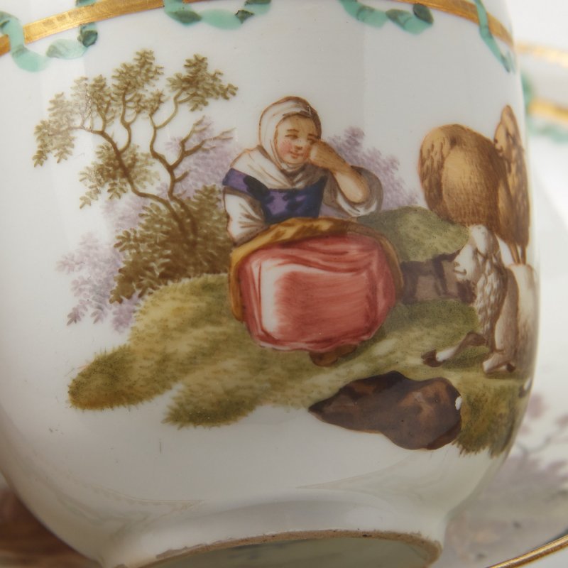 Старинная чашка с блюдцем с ручной росписью